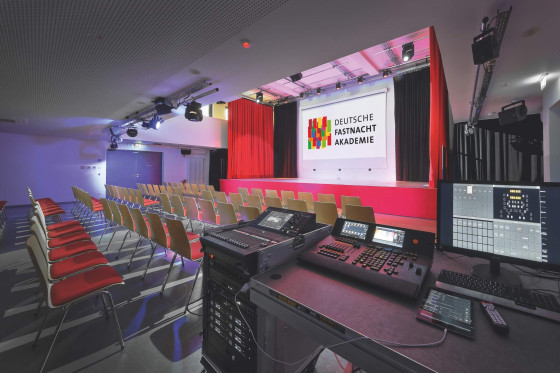 Moderne Bühne mit Technik für die Deutsche Fastnacht Akademie. | © Name